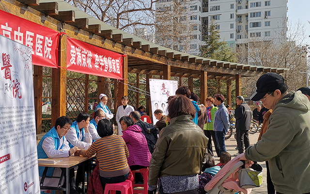 【学雷锋日】分分快三,分分快三（西安）股份有限公司举办“爱满京城，牵手智慧家医”志愿服务活动(图2)